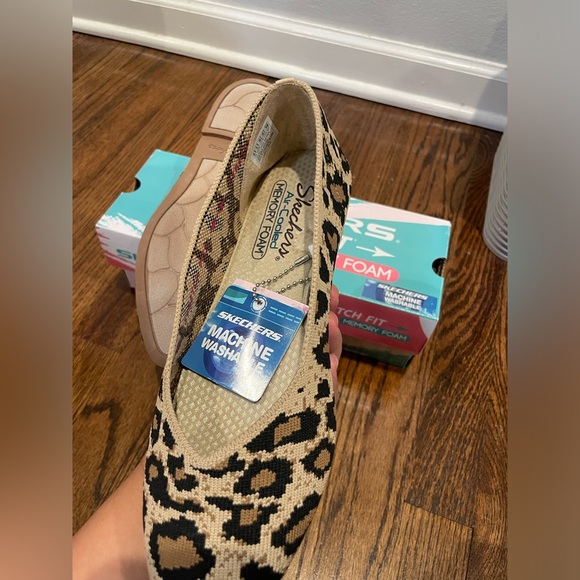 BNIB Sketchers Air-Cooled Memory Foam Flats Leopard - Picture 2 of 4